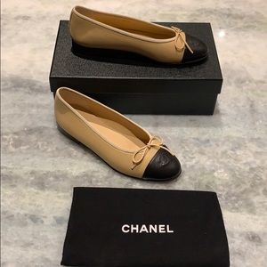Chanel lambskin ballet flats in beige/black